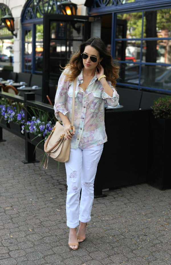 White Boyfriend Jeans Outfit