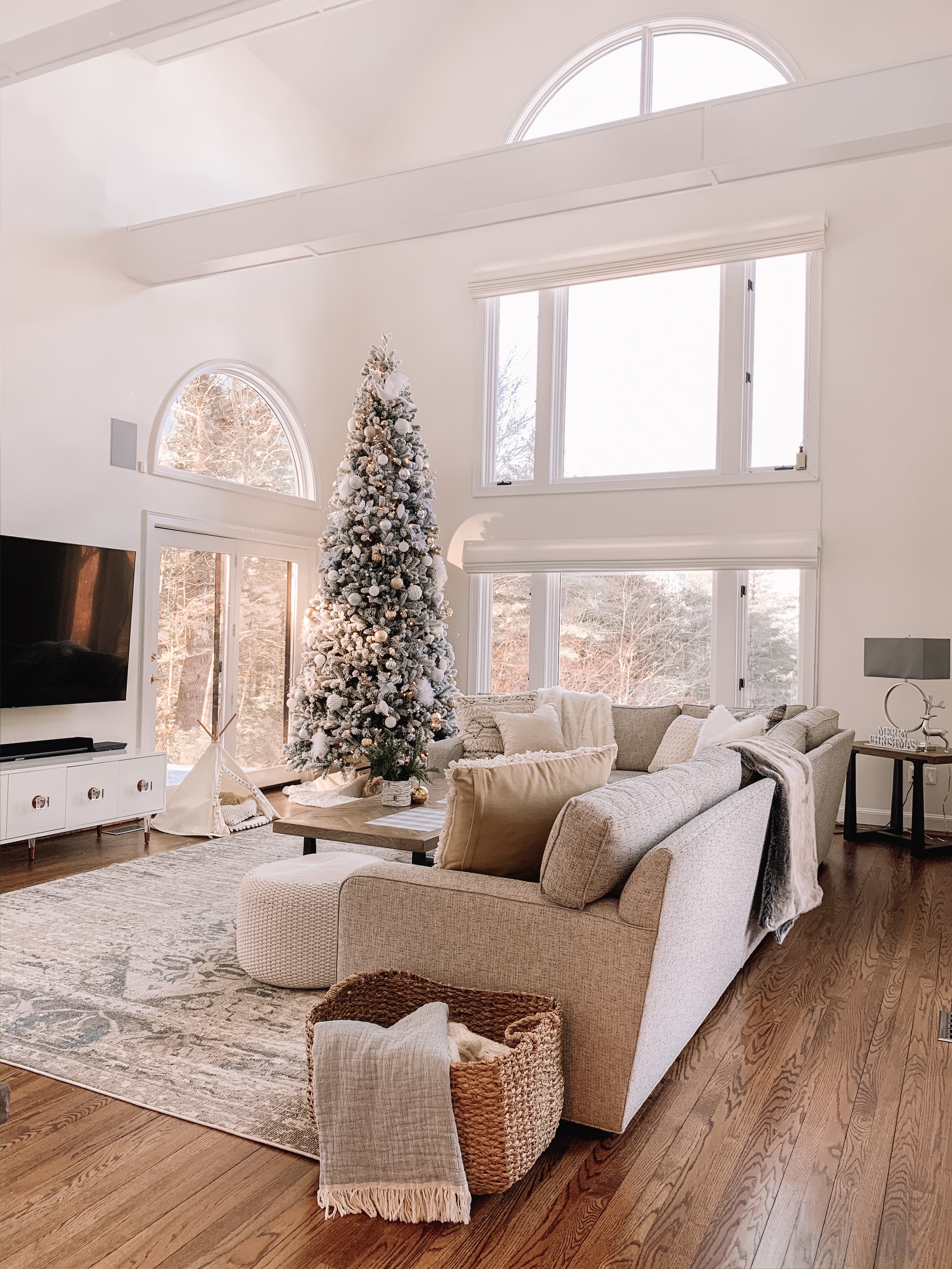 Neutral Family Room Holiday Decor